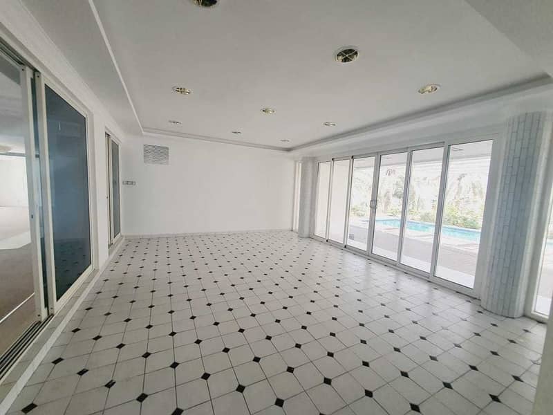 10 modern big independent villa  in Jumeirah 1 rent is 800k