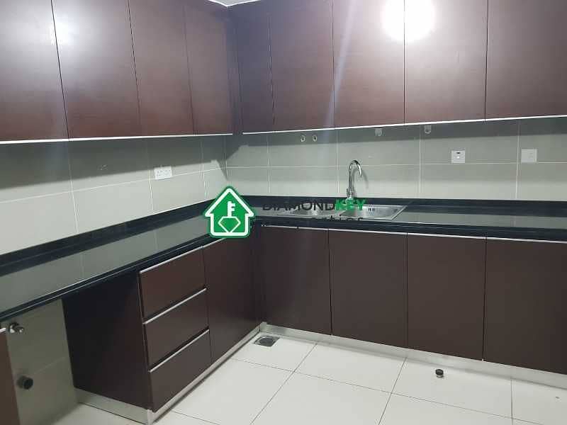 4 HOT DEAL! Massive 2 Beds Closed Kitchen