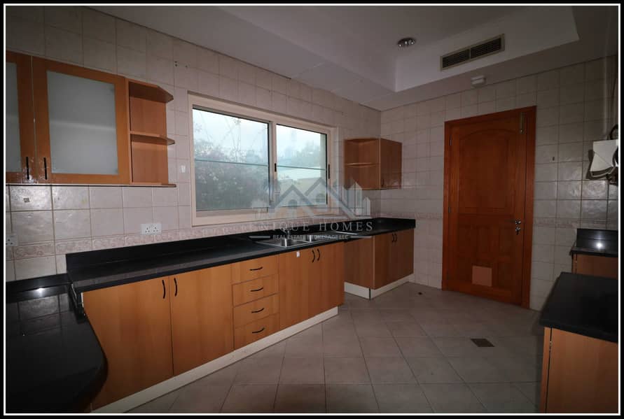 10 4 BHK Independent Villa in a compound with a Garden in Jumeirah