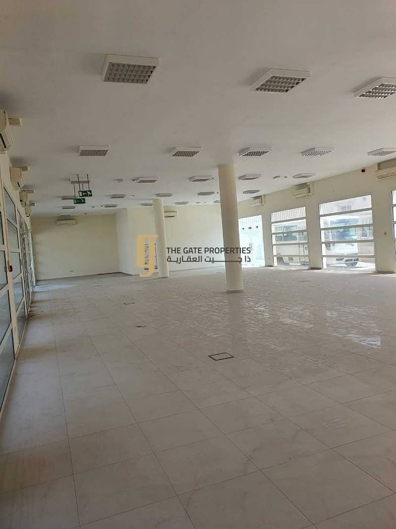 7 Spacious SHOWROOM In Mussafah For Rent