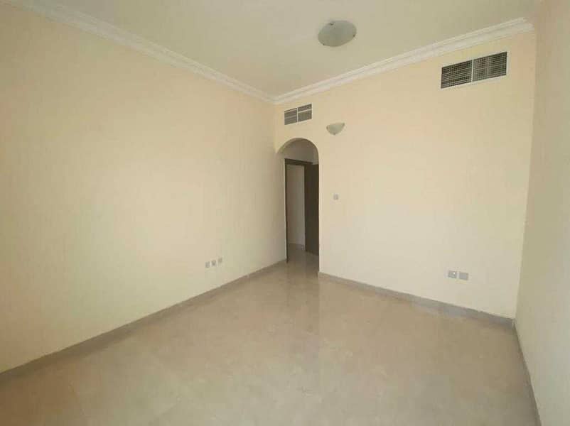 For rent studio, separate kitchen, large area, first inhabitant, great location, close to all services.