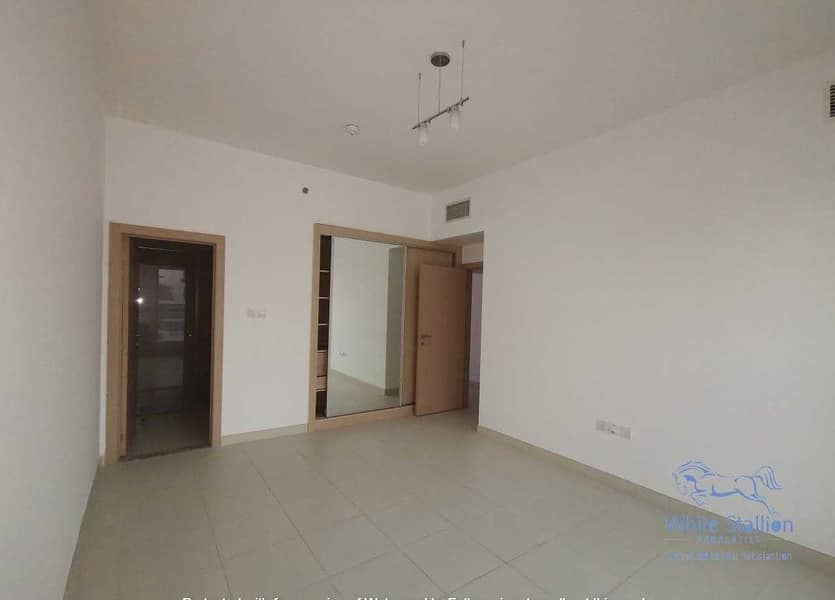 5 57K + CLOSED KITCHEN + SEMI FURNISHED 2BHK IN A HIGH END BUILDING