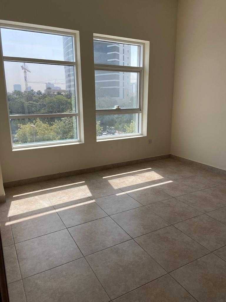 Large 2 bedrooms available for lease