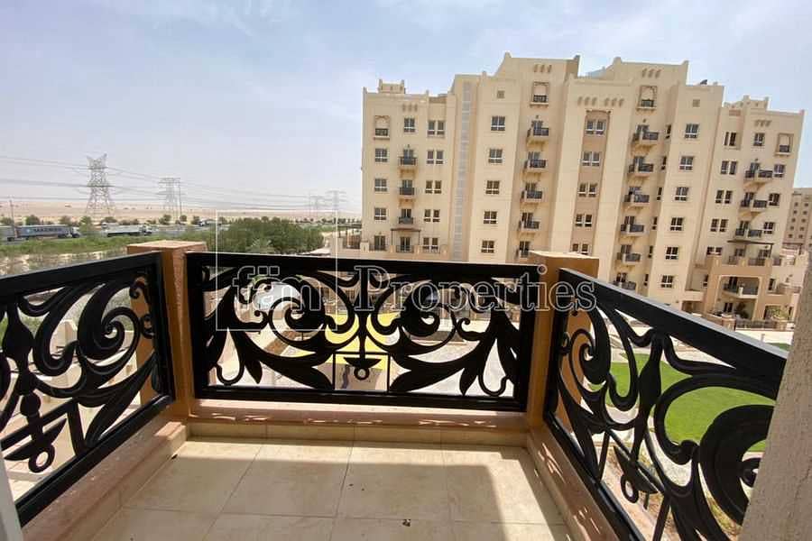 10 Immaculate 1bed Unit With Closed Kitchen & Balcony