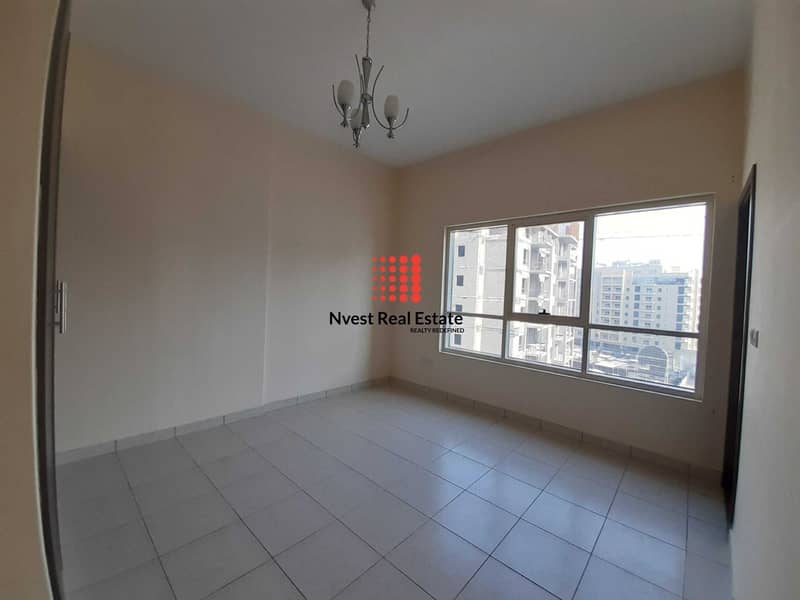 8 1 Month Free |Spacious  & Bright | Well Maintained |