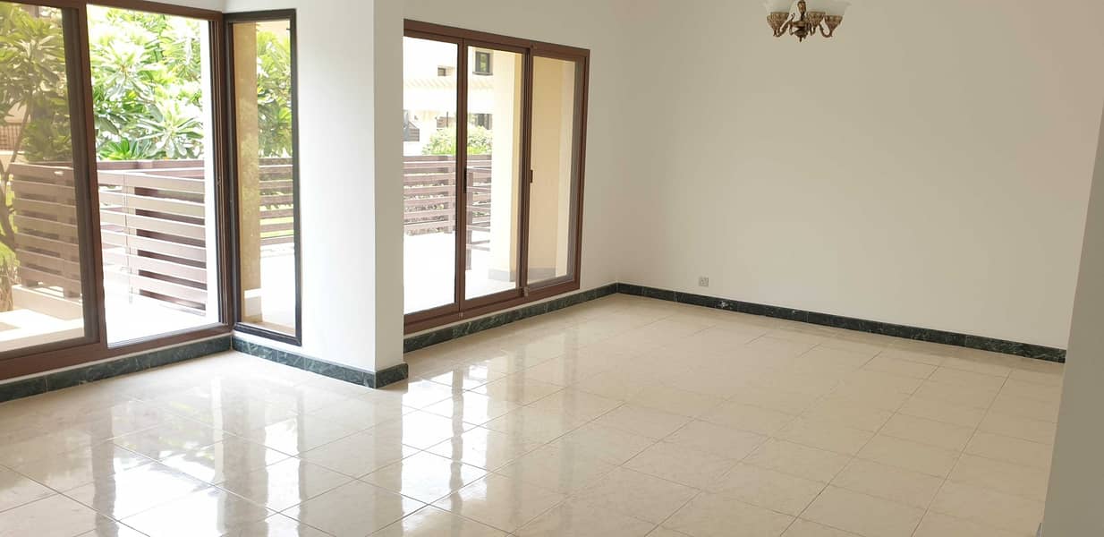 8 MODERN NEWER VILLA WITH PRIVATE GARDEN AND SHARED POOL IN AL SAFA 2