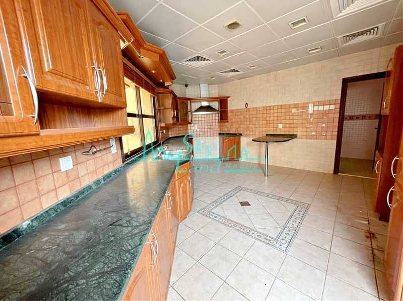 8 Beautiful 5 Bed+M With A Large Garden In Umm Suqeim