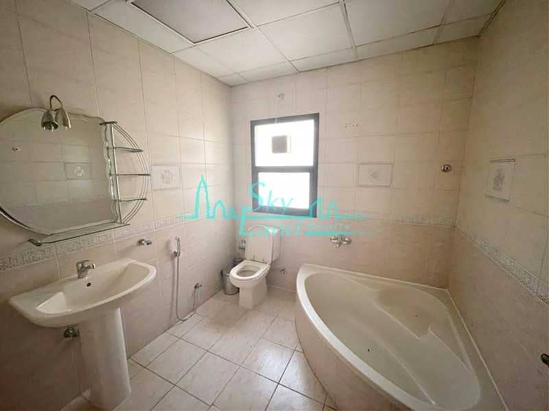 14 Beautiful 5 Bed+M With A Large Garden In Umm Suqeim