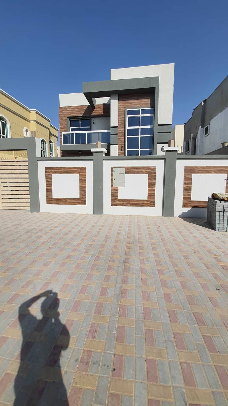 Modern villa for sale on the neighbor street, the price is negotiable, excellent finishing
