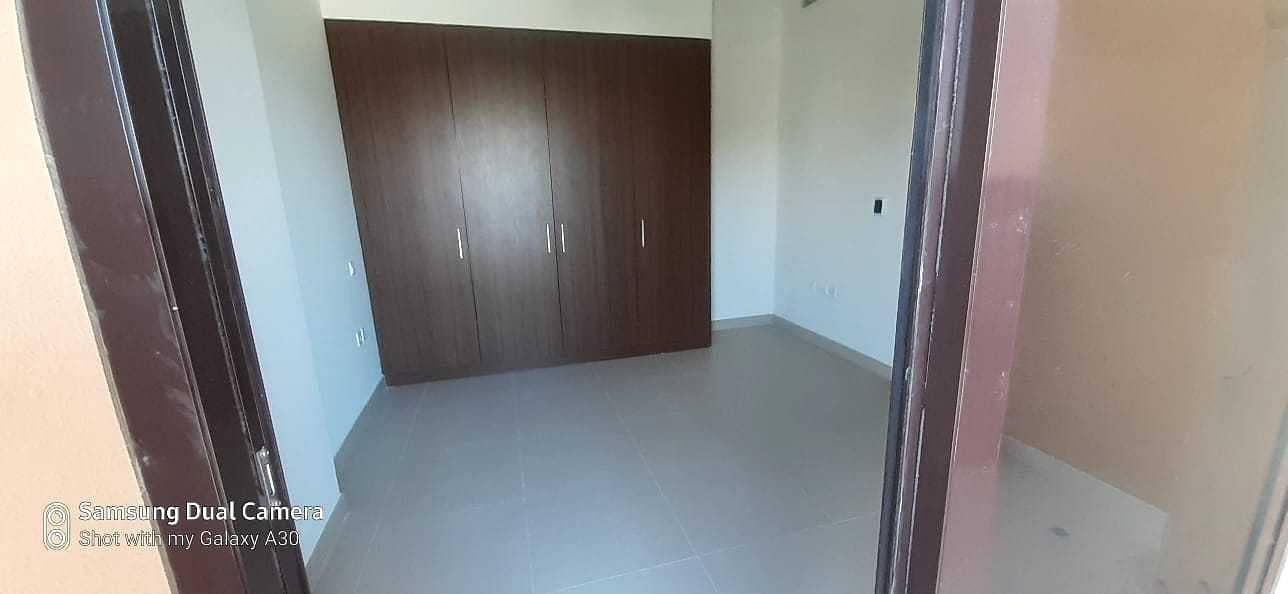 8 2. ,bed Apartment Executive Bachelors max 8 Person Rent 60k in 4,cheques