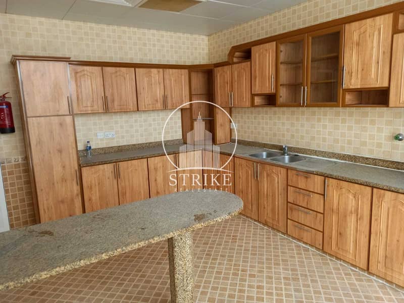 23 Villa with 5 master BR with a yard & available parking