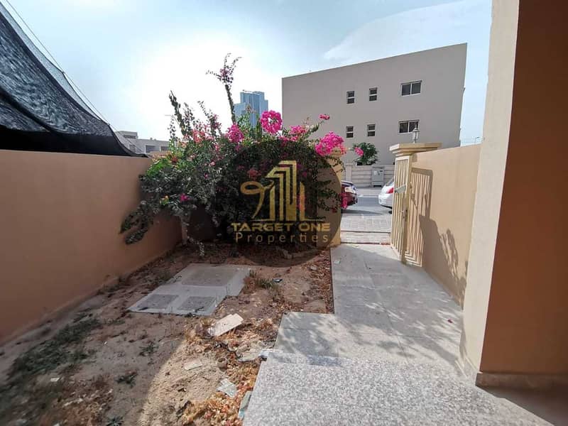 16 4 Bed + maids with Roof | Unfurnished | Specious Villa