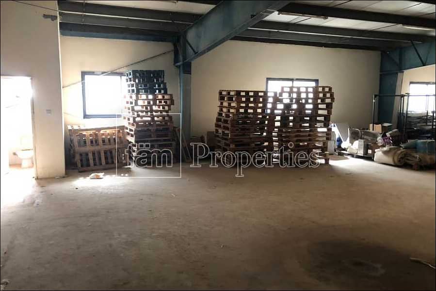 3 Well maintained / insulated warehouse in Al Quoz 4