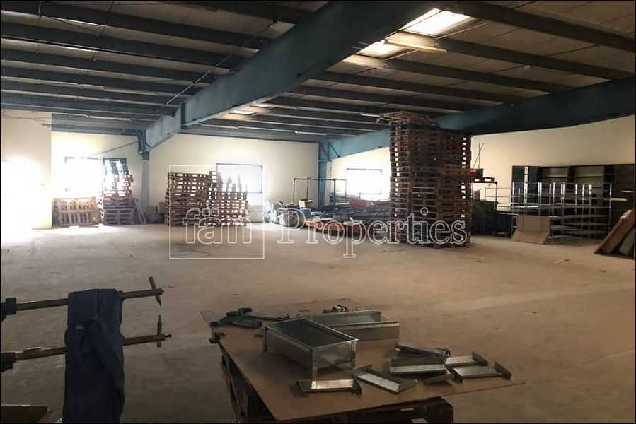 5 Well maintained / insulated warehouse in Al Quoz 4