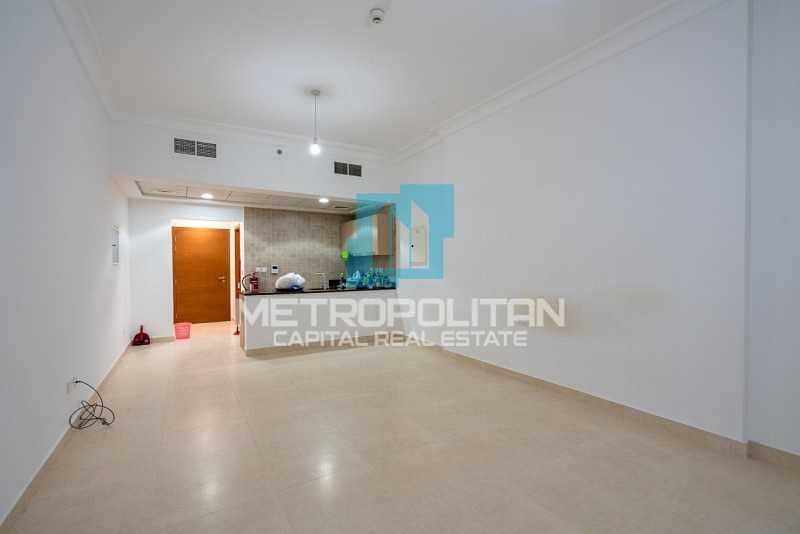 6 Golf View |Spacious Layout | Balcony| Facilities