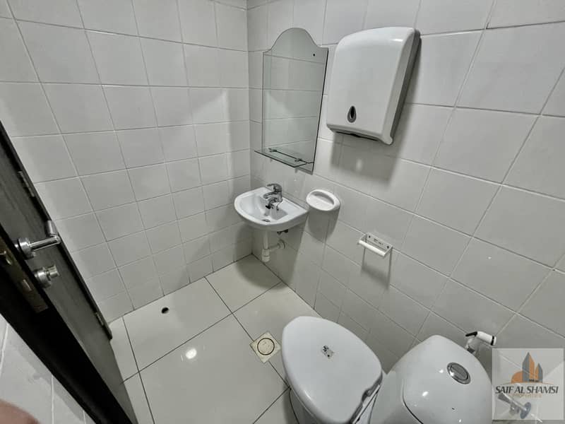 5 No Commission | Chiller Free | Private Toilet | Natural Light