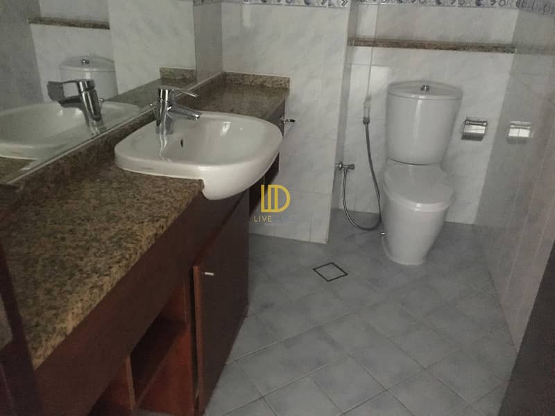 5 AJ | Exclusive | Close To Metro | Fitted Kitchen | Mid Floor | Ready to Move