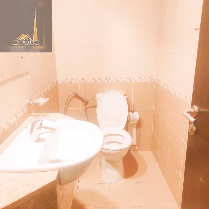 8 UPGRADED APARTMENT|SEPARATE LAUNDRY ROOM|SERVICE CHARGE 6.25|ROI 8.3%|