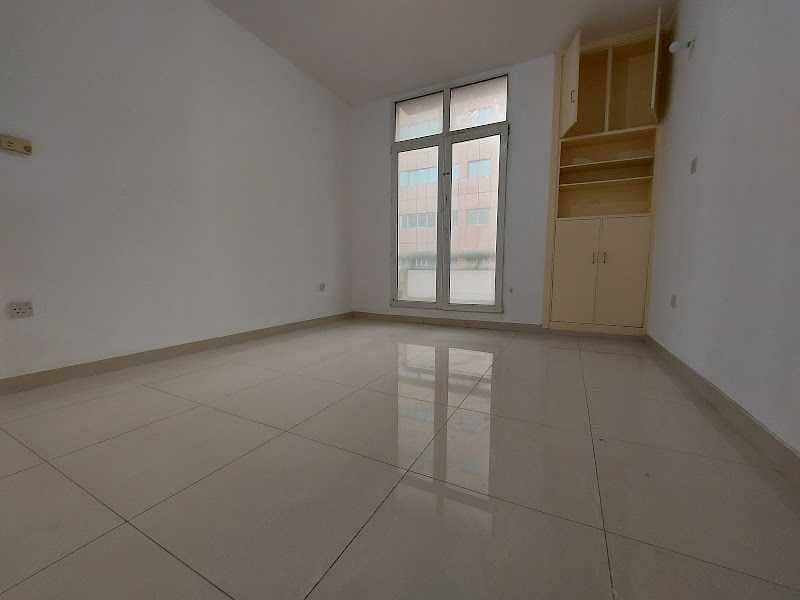 Spacious and Huge , 3BHK Aprt in A Family biding at Prime Location of Mussafah - Shabiya