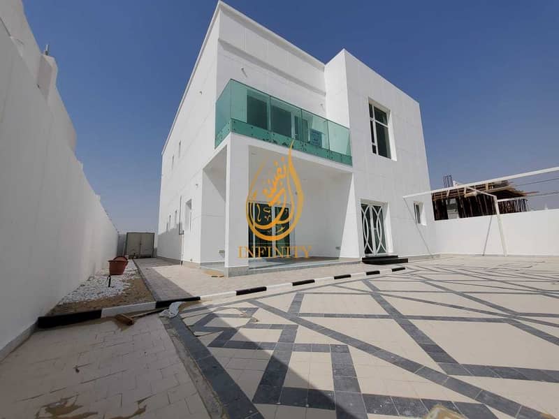 Modern style brand new five bedrooms villa with fully fitted kitchen