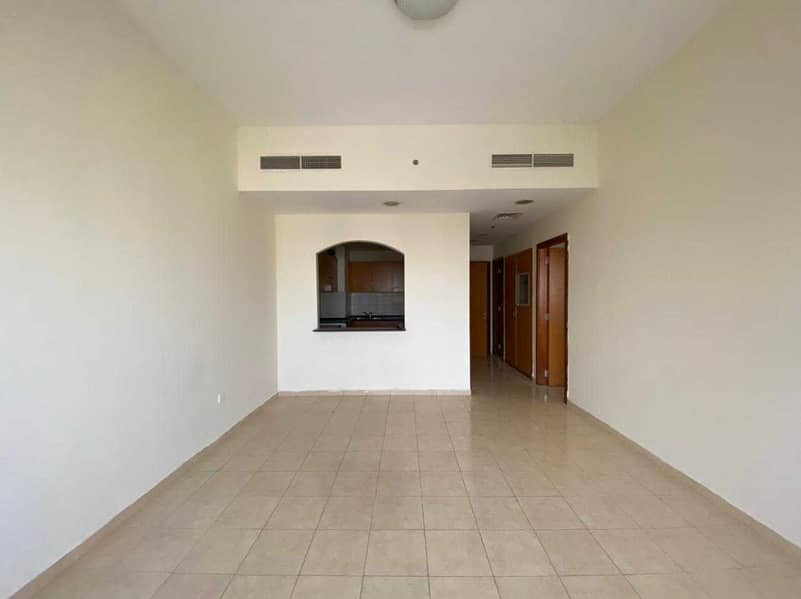 Large 1 Bedroom Apartment - Semi-Closed Kitchen - With Balcony