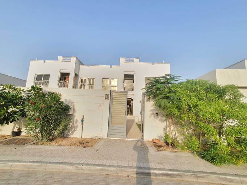 Huge 3bedroom+driverroom villa with wardrobes in al barashi area 7000sqft rent 80k in 4chqs