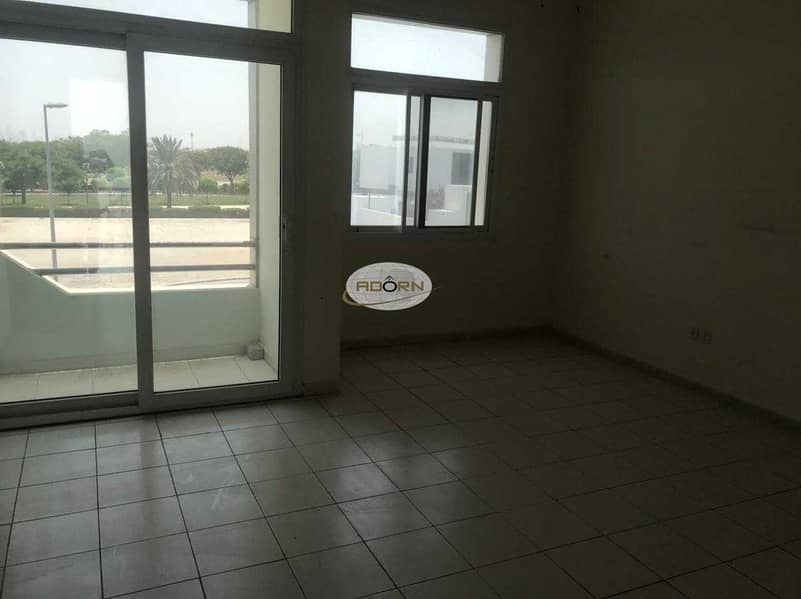 7 Very nice 4 bedroom plus maid compound villa with shared pool and gym in Al Barsha 1