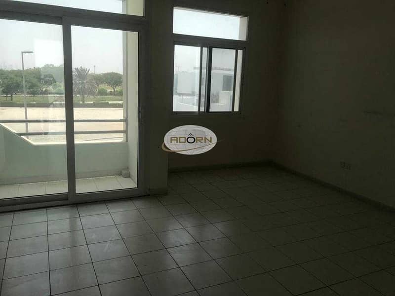 18 Very nice 4 bedroom plus maid compound villa with shared pool and gym in Al Barsha 1