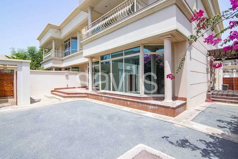 Good Quality Villa with Garden and Shared Pool