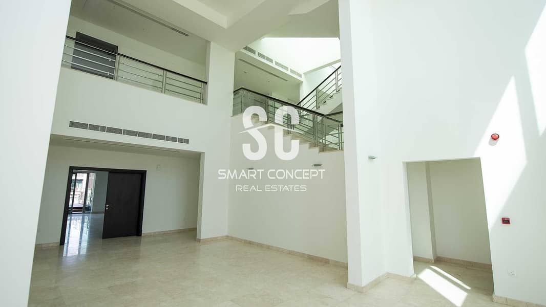Huge Villa with Private Swimming Pool and Garden Huge Villa with Private Swimming Pool and Garden