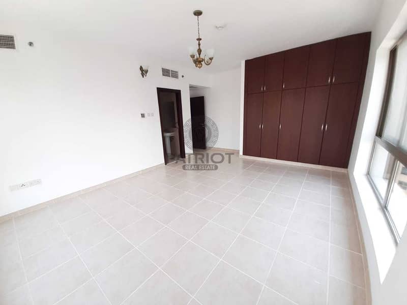 Huge 3BR | All En-Suite | Close To Metro | 1 Month Free