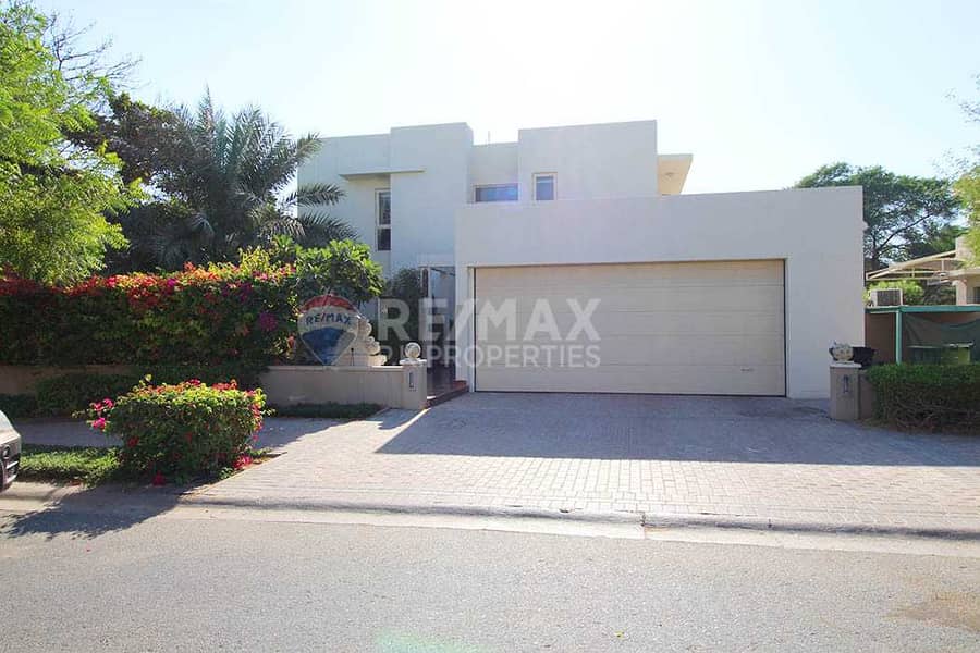 4 Perfect Villa -Backing Park - Private Pool Allowed