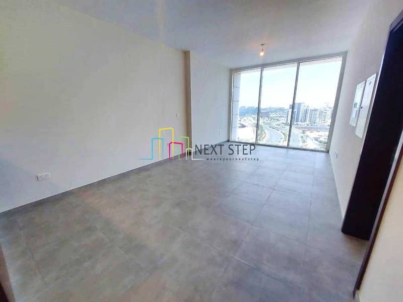 2 Professionally Decorated 1 Bedroom with Balcony & Parking