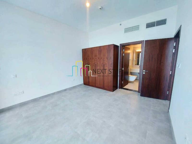 7 Professionally Decorated 1 Bedroom with Balcony & Parking