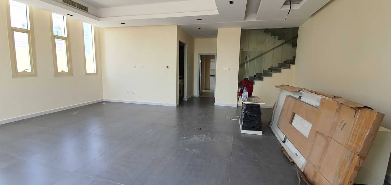 Modern design*The most luxury 3bedroom+maidsroom villa 5000sqft rent 80k in 4chqs in hoshi area