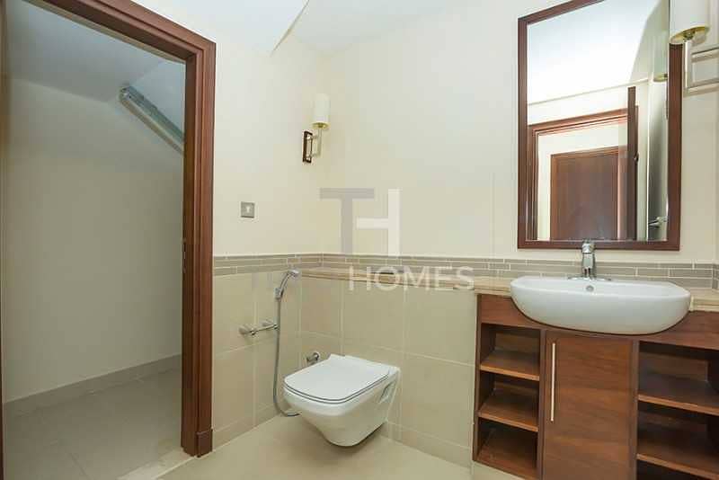 19 Spacious Layout | Upgraded | 4Beds+Maid