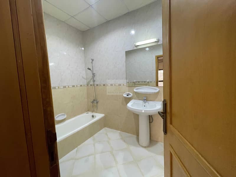 5 Villa for rent 8 bed 6 Mastar bedroom 4 bed downstairs quality villa al Rasidiya