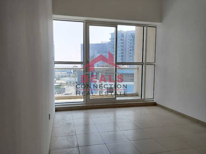 2 Road View | Beautiful One Bedroom with Balcony