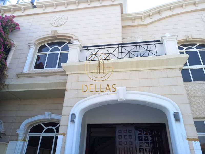 2 Villa in Abu Dhabi - Al Bateen