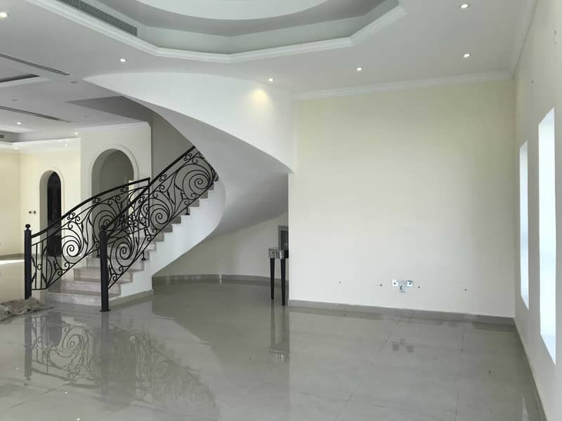 Luxury modern villa for rent in khawaneej  4 bed room ( hall  majlas open