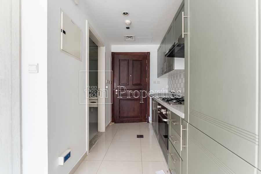 7 3 Mins Walk To Metro| Chiller Free | Spacious