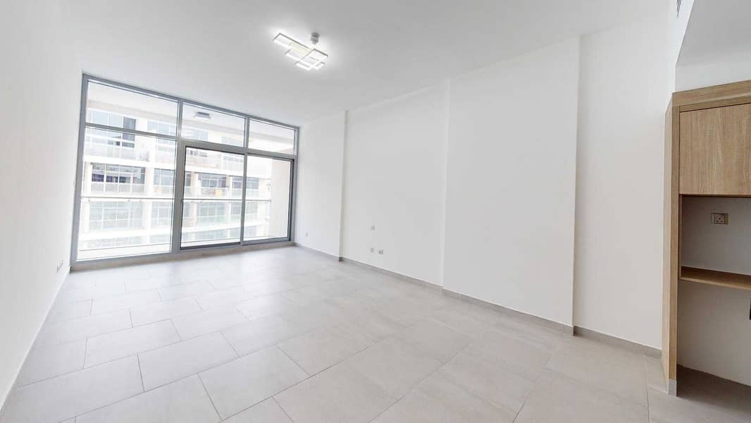 4 Spacious balcony | Shared pool and gym | Contactless tours