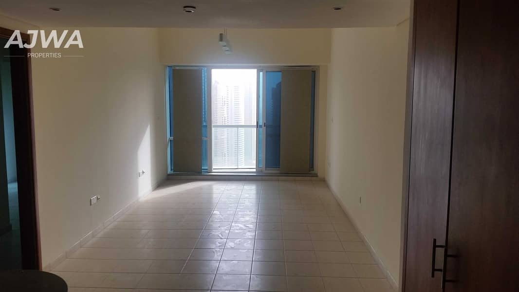 1BR with Full Lake View Close to Metro