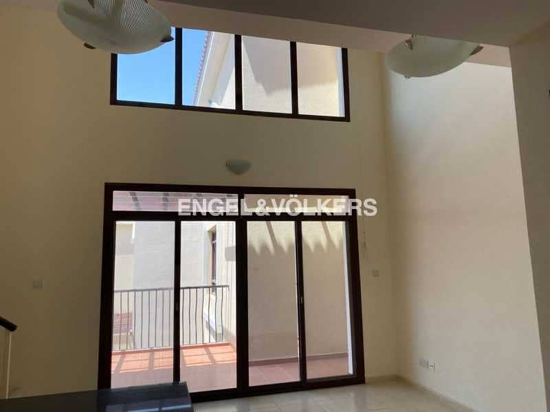 8 Spacious Layout|Facing Pool|Ideal Investment