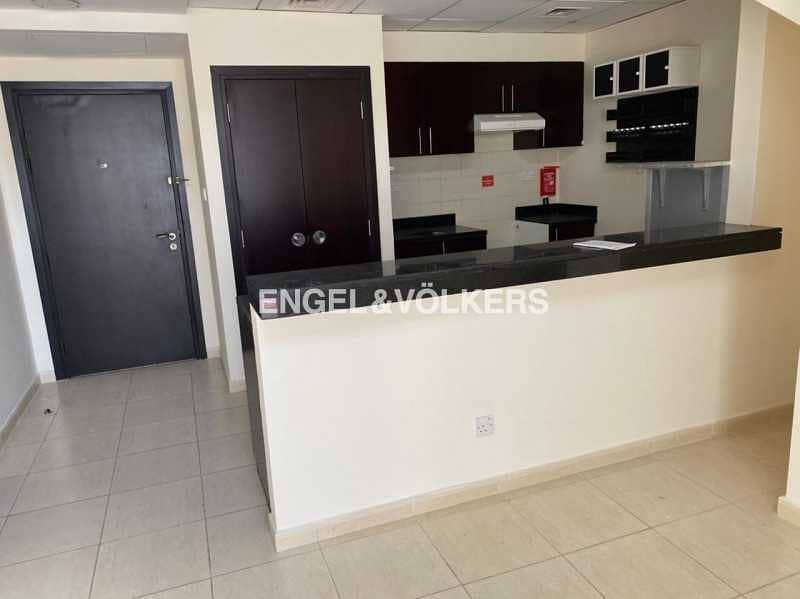 10 Spacious Layout|Facing Pool|Ideal Investment