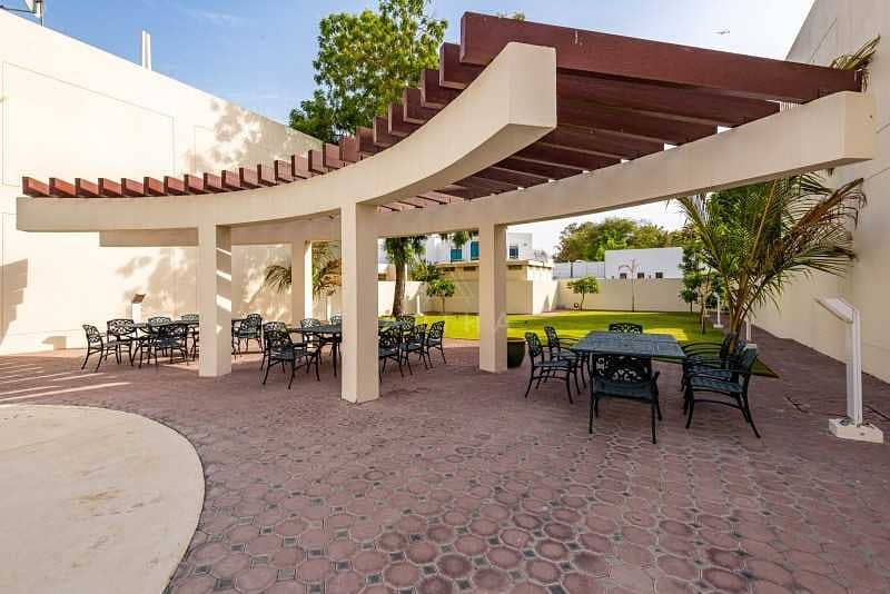 27 Well maintained | Family Compound in Jumeirah 1