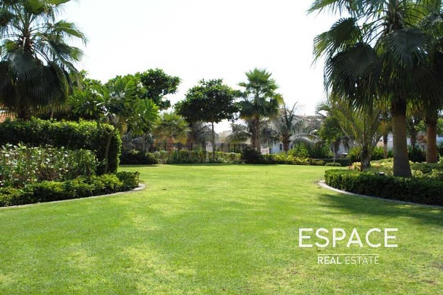 Vacant | VIP Frond Villa | Unfurnished and Well Maintained