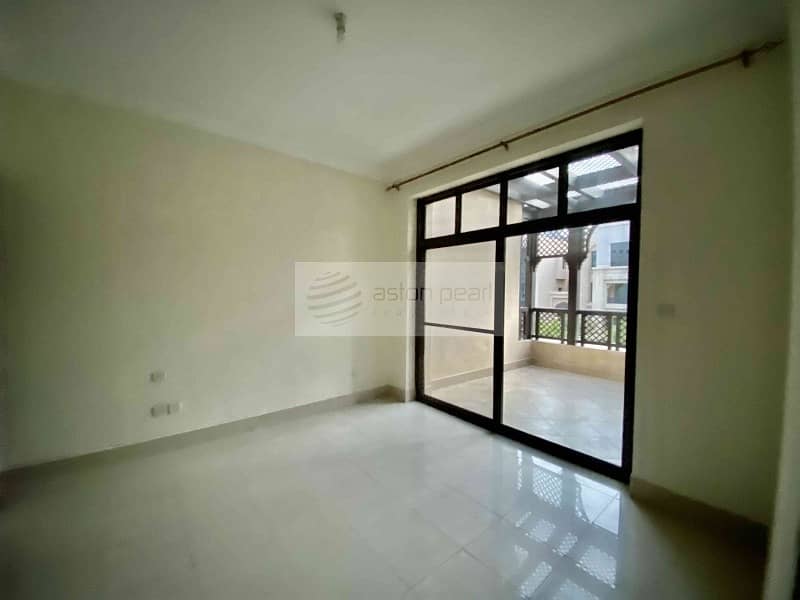 12 2 Bedroom with Balcony| Bright |Vacant on Transfer