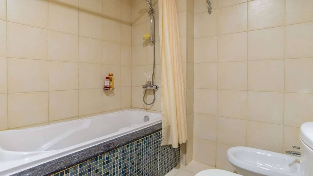 10 Superb unit | Vacant on transfer | Close to Mall