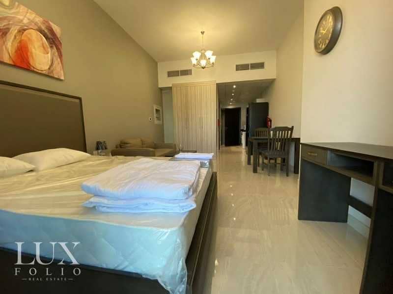 10 Fully Furnished | Mid Floor | Balcony |